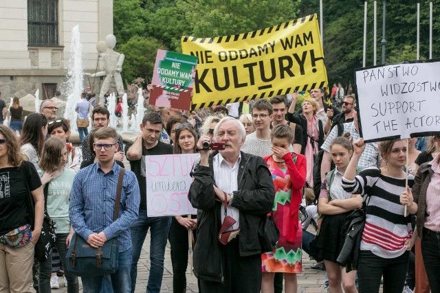 W sobotę na placu Szczepańskim protestowało około stu osób