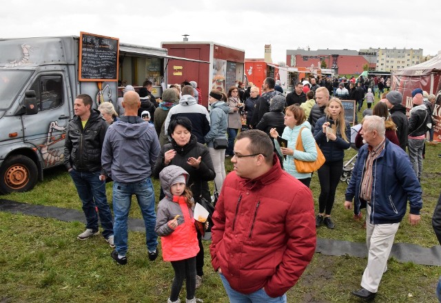 Kolorowe food trucki zjechały do Inowrocławiu. Ich właściciele serwują z nich przeróżne przysmaki na os. Rąbin, obok Kinomaksu. Mimo kapryśnej pogody Festiwal Smaku Food Trucków cieszy się zainteresowaniem mieszkańców. Impreza potrwa do niedzieli, 29 października.