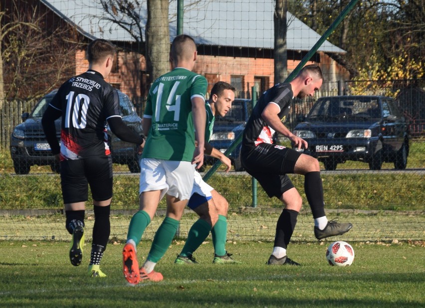 Styrobud Trzeboś (czarne stroje) ograł zespół z Przybyszówki...