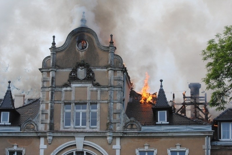 Pożar zabytkowego pałacu w Wonieściu.
