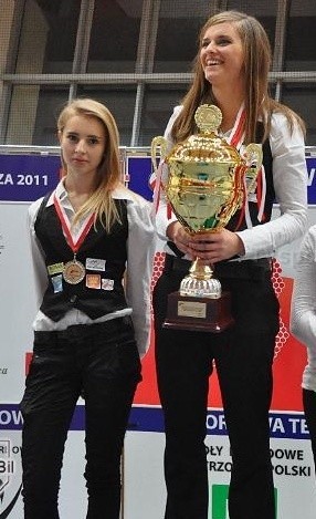 Katarzyna Wesołowska (z prawej) i Oliwia Czupryńska zdobyły w mistrzostwach pięć medali.