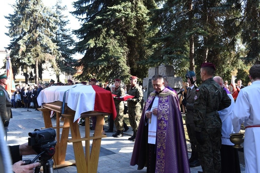 Nowy Sącz. Tłumy sądeczan na powtórnym pochówku gen. Bronisława Pierackiego