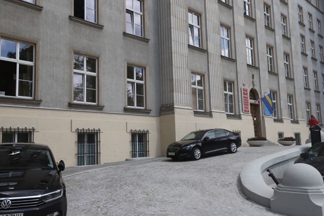 Zniszczony cokół gmachu Sejmu Śląskiego po "renowacji" Zobacz kolejne zdjęcia. Przesuwaj zdjęcia w prawo - naciśnij strzałkę lub przycisk NASTĘPNE