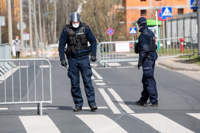 Koronawirus na Dolnym Śląsku słabnie. Wszystkie dolnośląskie powiaty spełniają już ogłoszone na początku listopada kryteria, przy których możliwy jest powrót do czerwonej strefy, sześć powiatów jest już bliskich strefy żółtej, zaś jeden już mógłby się w niej znaleźć. Choć zakażeń w regionie jest w ostatnich dniach znacznie mniej, na razie nie ma co liczyć na zniesienie części obostrzeń - musimy czekać, aż sytuacja ustabilizuje się także w innych rejonach Polski. Rząd co chwilę zmienia zdanie, kiedy możliwe będzie zniesienia części ograniczeń - według najnowszych informacji, stanie się to nie wcześniej niż 28 grudnia.Sprawdź na kolejnych slajdach, w których dolnośląskich powiatach koronawirus już osłabł, a w których zagrożenie zakażeniem wciąż jest największe. Posługuj się klawiszami strzałek, myszką lub gestami.Przejdź do kolejnego slajdu ---