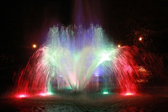 Już w sobotę wieczorem będzie można podziwiać kolorowe fontanny.