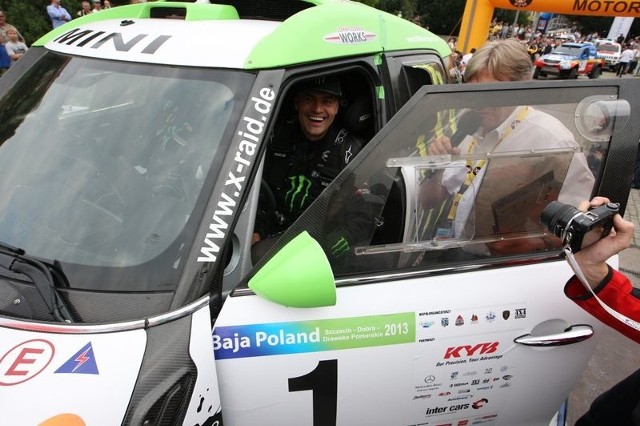 Baja Poland 2013. Krzysztof Hołowczyc przed startem na pl. Lotników w Szczecinie.