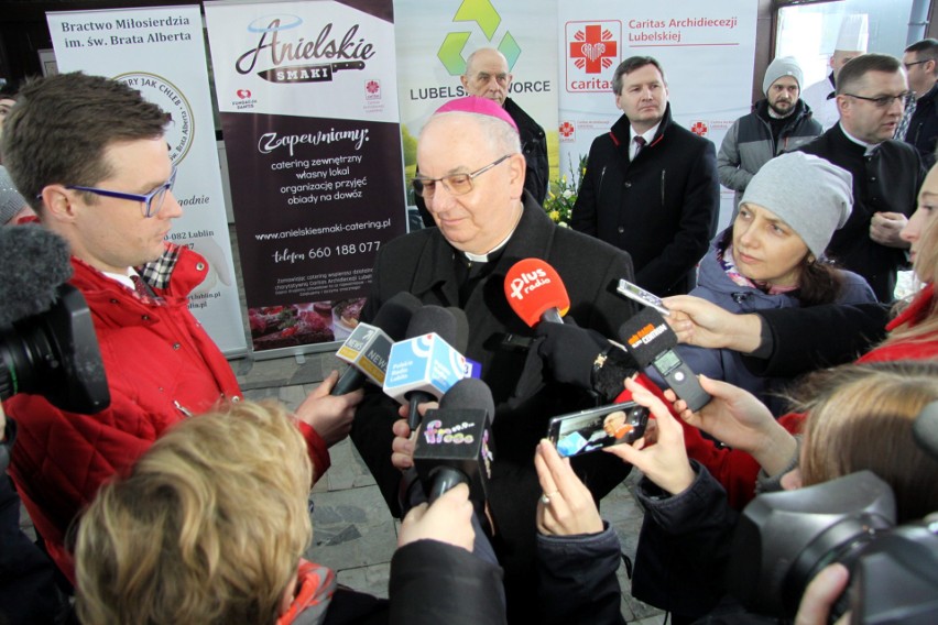 Lublin: Śniadanie wielkanocne dla bezdomnych, potrzebujących i podróżnych na Dworcu PKS (ZDJĘCIA, WIDEO)