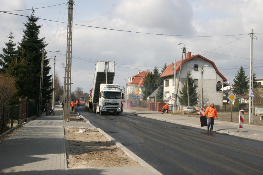 Remont Sikorskiego w Ostrowi. Ulica jest wyłączona z ruchu. Trwa układanie asfaltu. Zdjęcia. 29.03.2022