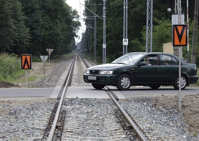 Remont linii kolejowej Opole - Fosowskie polegał między innymi na  wymianie torów i trakcji, remoncie peronów oraz przejazdów.
