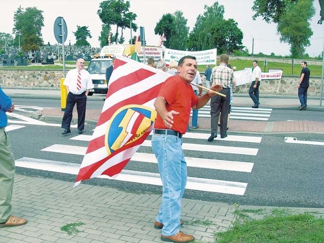 &#8211; Sam hoduję krowy i jeszcze się z tego da wyżyć &#8211; mówi Marek Borawski (na pierwszym planie) z gminy Grabowo. &#8211; Ale ci co nastawili się na zboże lub rzepak, to boją się, że "popłyną&#8221;