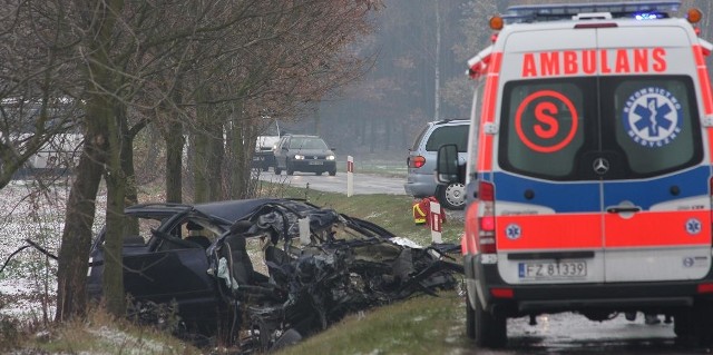 Ofiary tragicznego wypadku pod Klenicą do szpitala w Zielonej Górze zabrała karetka i śmigłowiec lotniczego pogotowia ratunkowego.