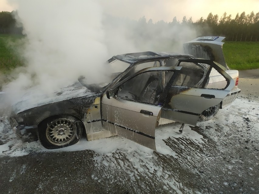 Topczykały. BMW poszło z dymem na drodze powiatowej