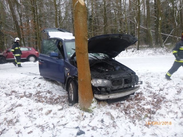 Wypadek w Panoszowie. 30-latek wpadł w poślizg i jego bmw czołowo zderzyło się z nissanem. Dwie osoby trafiły do szpitala