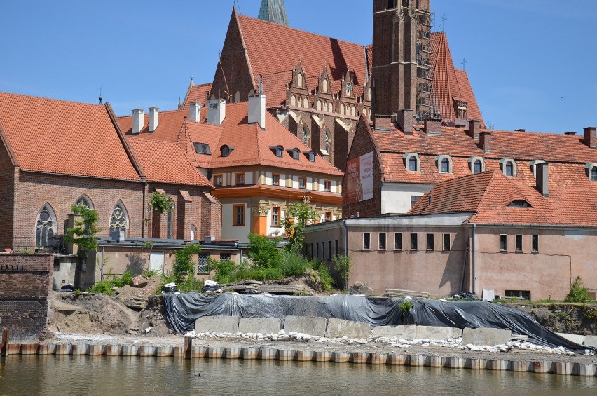 Znika mur między Odrą a Ostrowem Tumskim. Będzie promenada? (ZDJĘCIA)