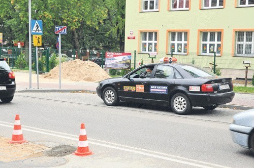 Parking przed SP4 zamieniony na postój taxi. Jak mówią drogowcy, to ponoć rozwiązanie tymczasowe. Rodzice uczniów mają nadzieję, że w tym miejscu z powrotem będzie parking. 