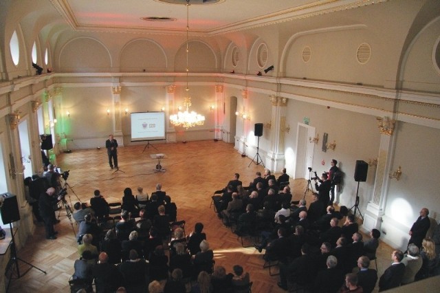 Reprezentacyjną salę balową dawnego klubu oficerskiego (na fot) władze Przemyśla chcą wykorzystywać m.in. do ceremonii udzielania ślubów. Po wojnie mieściło się tutaj kino.