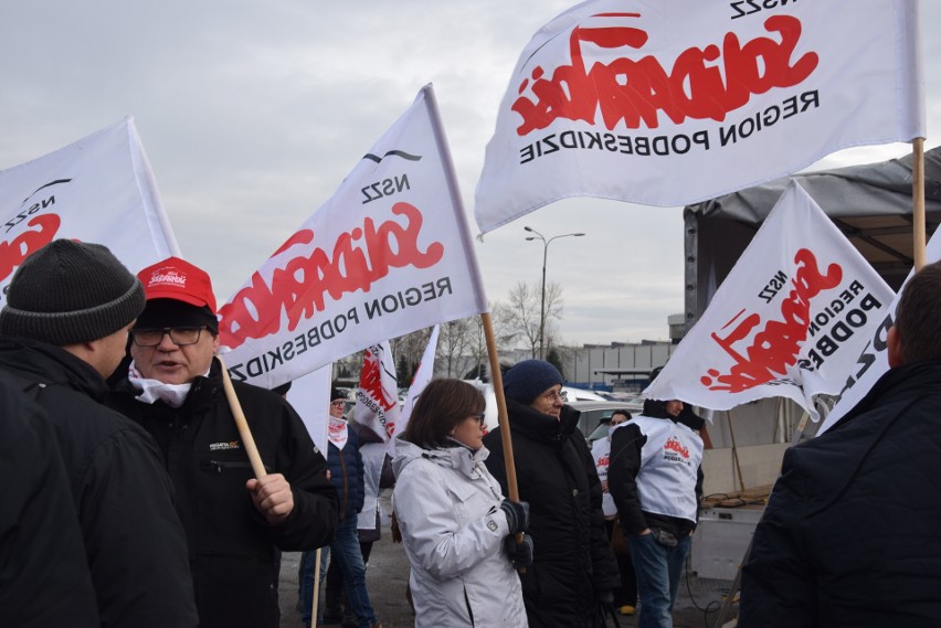 Pikieta Solidarności przed fabryką FCA w Tychach