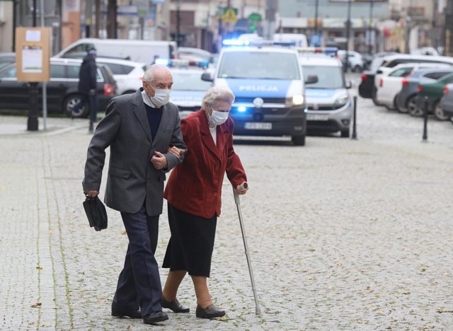 Nowe strefy czerwone w województwie śląskim zostały już ogłoszone. Przypomnijmy, że Ministerstwo Zdrowia decyduje o przydzieleniu miasta lub powiatu do konkretnej strefy na podstawie danych epidemiologicznych z ostatnich 14 dni. Jeśli wychodzi, że zakażonych jest więcej niż 12 osób na 10 tys. mieszkańców, to takie miejsce otrzymuje kolor czerwony. Na dziś takie warunki spełnia Częstochowa, Ruda Śląska oraz powiaty częstochowski, kłobucki, cieszyński, żywiecki i myszkowski. Sprawdź, jakie dodatkowe obostrzenia czekają mieszkańców. Przesuwaj zdjęcia w prawo - naciśnij strzałkę lub przycisk NASTĘPNE