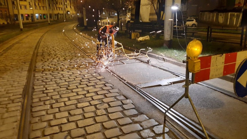 Nocny remont torowiska tramwajowego we Wrocławiu.