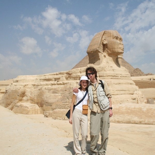 Nina i Michał przed Sfinksem w Gizie, każdy turysta robi sobie takie zdjęcie.