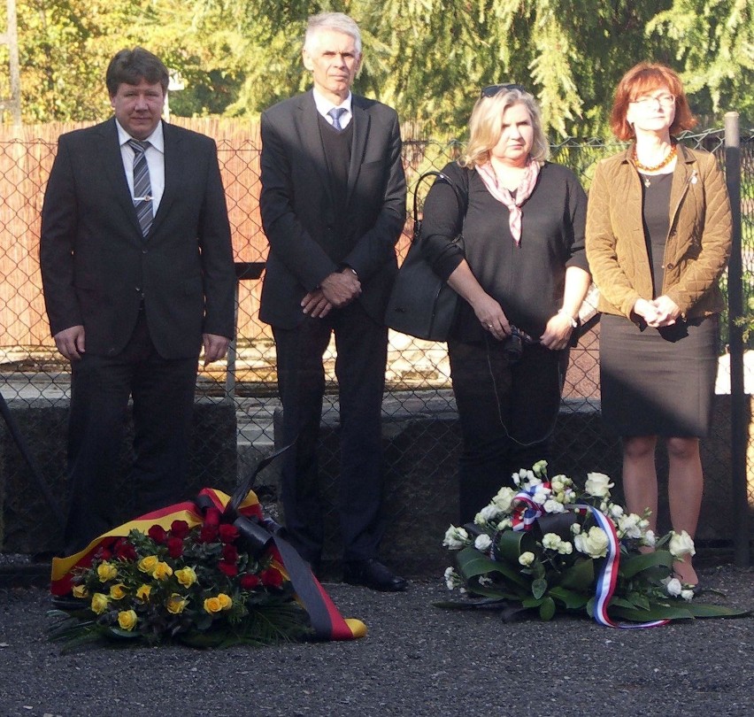 Brzeszcze. Uczcili pamięć ofiar masakry Żydówek francuskich z karnej kompanii kobiet KL Auschwitz-Birkenau [ZDJĘCIA]