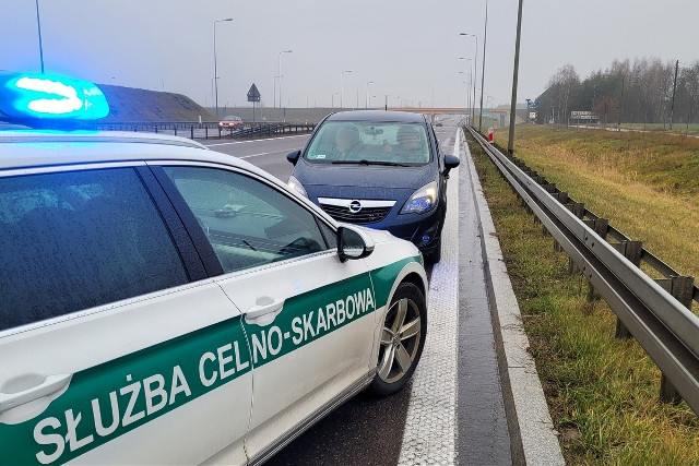 Jechał pod prąd na drodze ekspresowej S8 w Podlaskiem. 77-letni mężczyzna pomylił zjazdy. Zapłaci słoną karę