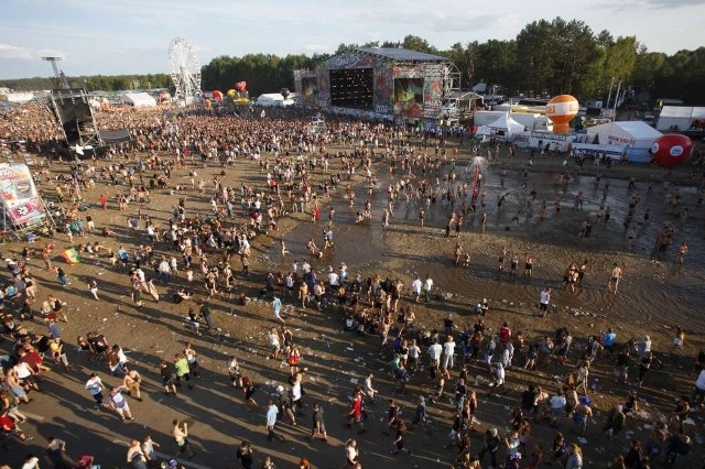 Woodstock 2014. Przystanek i miasteczko woodstockowe widziane ze skoczni bungee