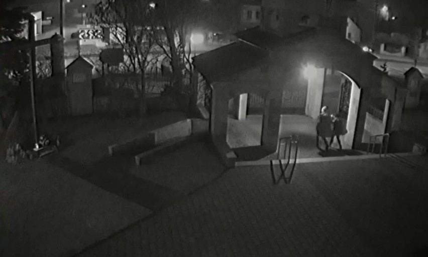 Brzeszcze. Policja zatrzymała pseudografficiarza, który zniszczył drzwi kościoła św. Urbana. Sprawca już usłyszał zarzuty