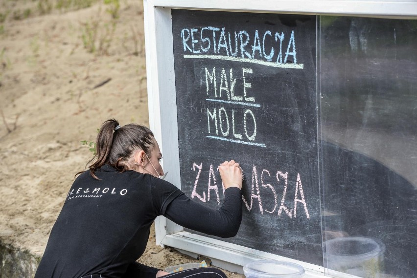 Z jednej strony powstrzymujemy się przed wydawaniem...