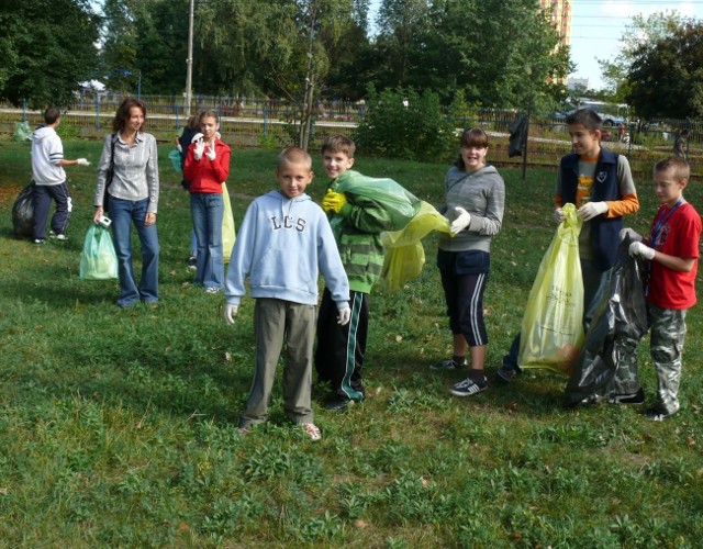 Świat czyli okolice centrum Stalowej Woli sprzątają uczniowie klasy VI A ze Szkoły Podstawowej Nr 1.