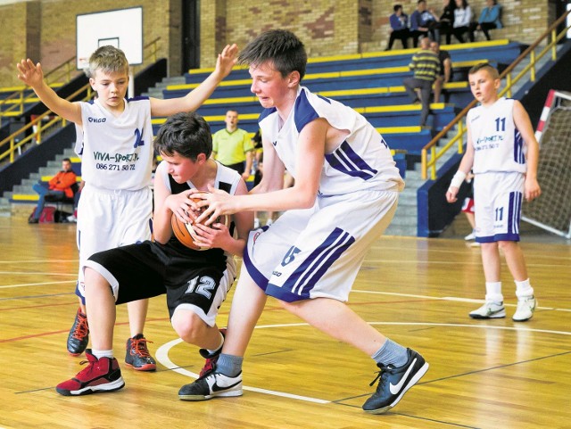 W każdym meczu Batory Basket Cup nie brakowało walki i zaangażowania młodych koszykarzy