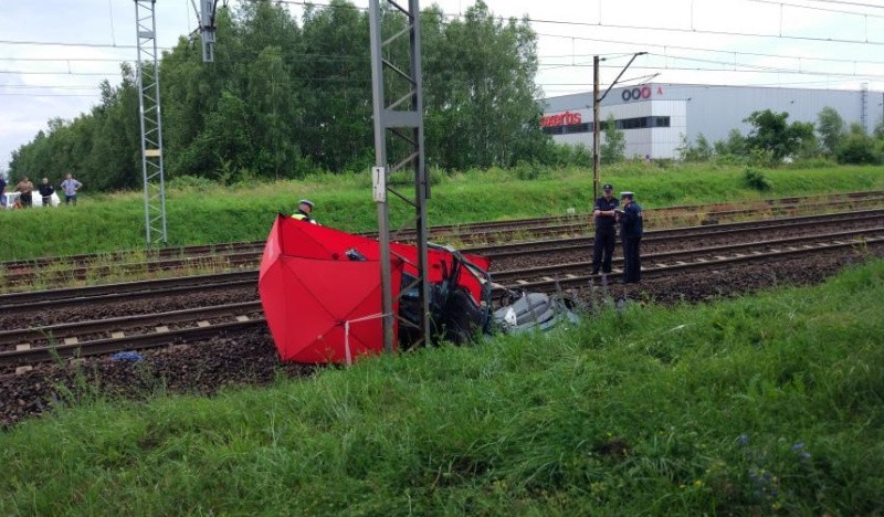 Śmiertelny wypadek na przejeździe kolejowym przy ul. Transmisyjnej [FILM, zdjęcia]