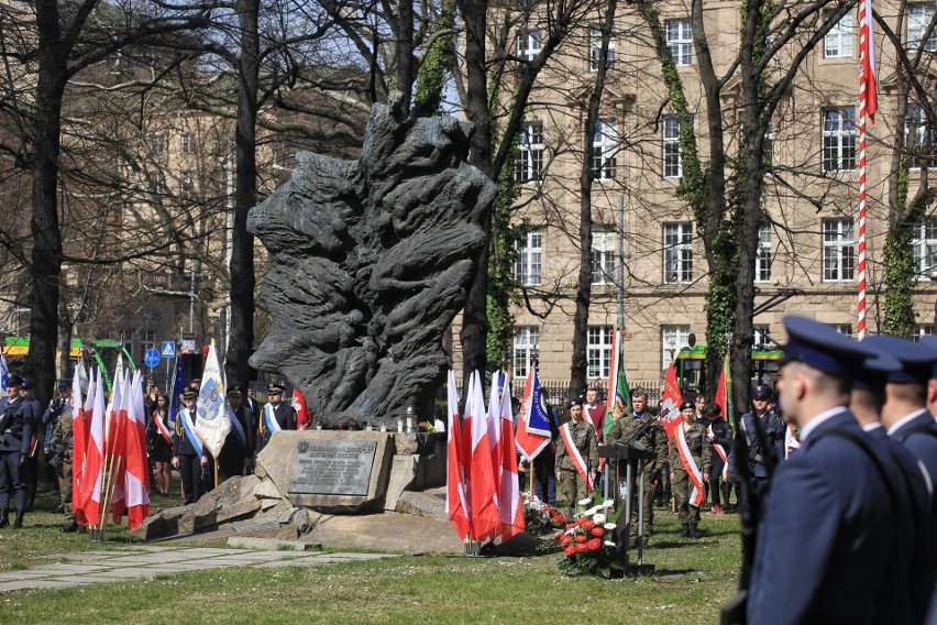 Przy pomniku Ofiar Katynia i Sybiru odbyła się oficjalna...