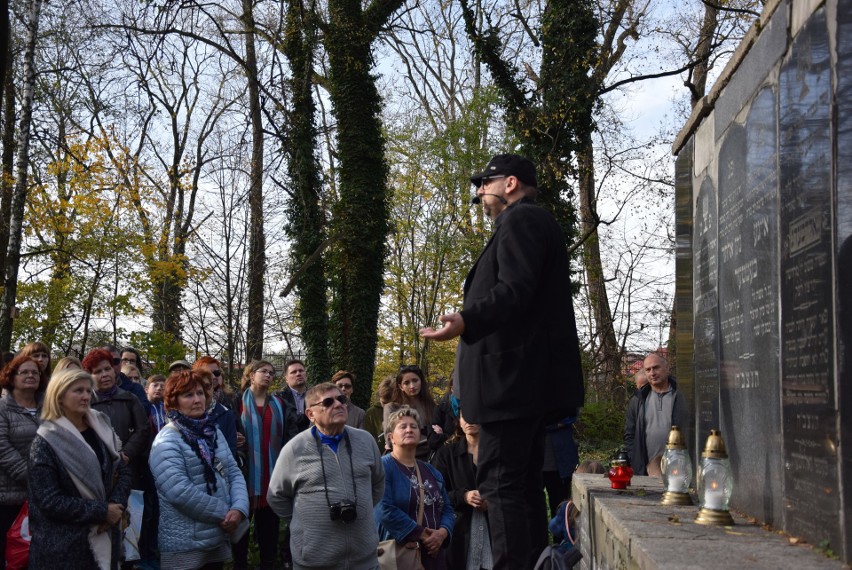 Niezwykła lekcja historii 1 listopada z dr Jackiem Proszykiem na zabytkowym cmentarzu żydowskim w Oświęcimiu [ZDJĘCIA]