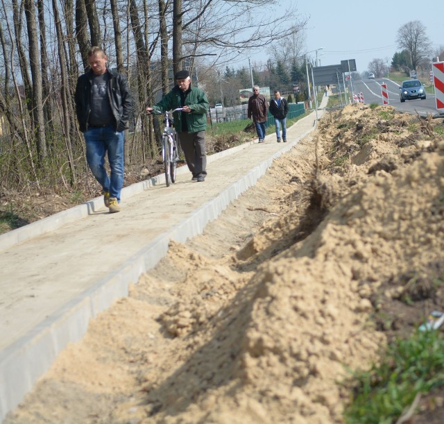 Mieszkańcy Chustek pod Szydłowcem skarżą się na wąskie chodniki w niektórych miejscach oraz brak zjazdów na posesje. 