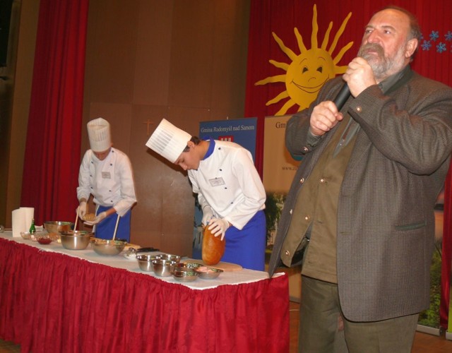Dr Grzegorz Rusak opowiadał o polskiej kuchni, a uczniowie wykonywali tort chlebowo-pasztetowy.