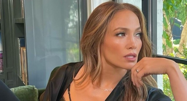 Jennifer Lopez pojawiła się w przezroczystej kreacji. Było o włos od wpadki.