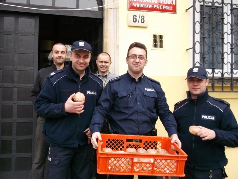 Funkcjonariusze z Komisariatu Policji Wrocław-Psie Pole...