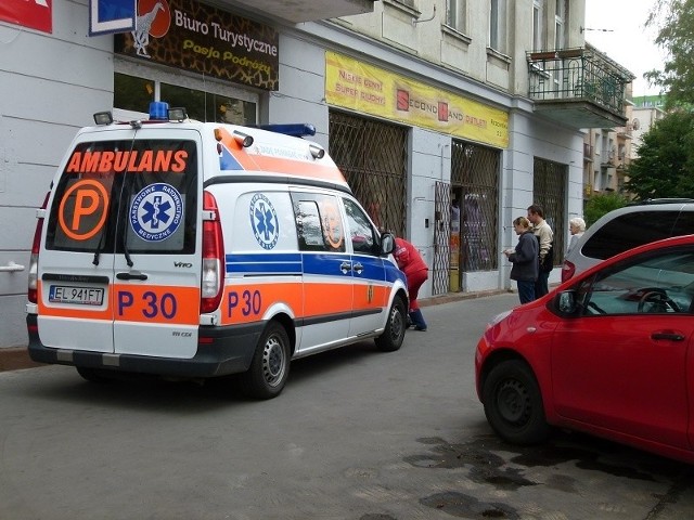 Mężczyzna przewrócił się na chodniku ul. Rzgowskiej i uderzył głową w nawierzchnię