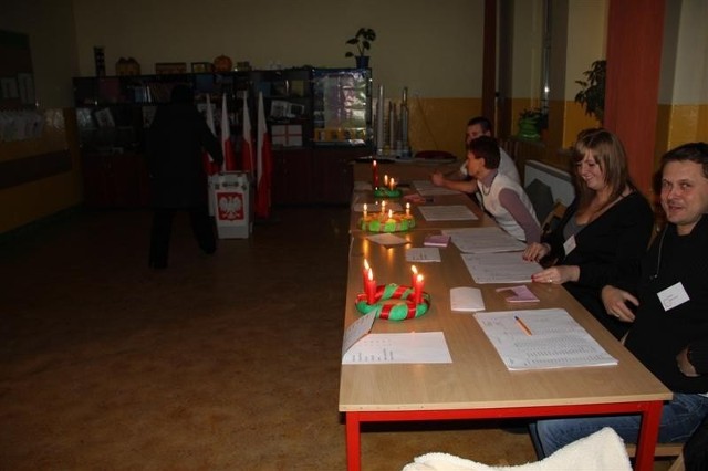 Lokal wyborczy przy ul. Gorzołki oświetlały świece ze stroików zrobionych przez dzieci.