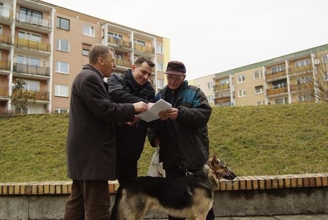 - Pan to mógłby być takim Aniołem z Alternatywy 4 - mówi w żartach Krzysztof Zjawin (w środku) do Zygfryda Sikorskiego (z prawej). Obok Aleksander Liberkowski.