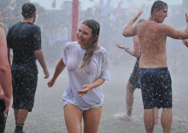 Wystartowały koncerty ostatniego, trzeciego dnia Przystanku Woodstock 2017. I to jak wystartowały! Nocny Kochanek rozpalił publikę do czerwoności. Zabawa trwała pod sceną i w woodstockowym błocie.W chwili, gdy piszemy do Was te słowa, jest już po koncercie Nocnego Kochanka. Na scenie jest teraz Dub Inc., który genialnie buja woodstockową publicznością. Zobaczcie zabawę na woodstocku na naszych zdjęciach.Zobacz też wideo: Woodstock 2017: Zabawa podczas wieczornych koncertówPrzeczytaj też:  Woodstock 2017: Dziewczyny, które "upolował" fotoreporter 