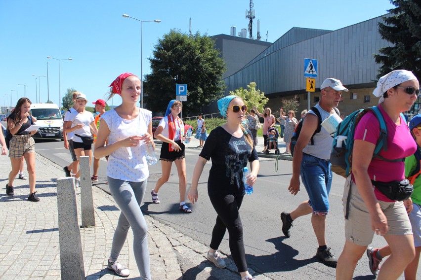 Chrzanów. Pielgrzymi w drodze na Jasną Górę. Przed nimi ostatnie 50 km  [ZDJĘCIA]