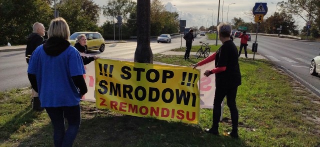 Protestujący zapowiedzieli, że zablokują ruch na wysokości przejścia dla pieszych w pobliżu skrzyżowania ulic Fordońskiej i Kaplicznej. Na manifestację przyszli z banerami z napisem "Stop smrodowi z Remondisu".