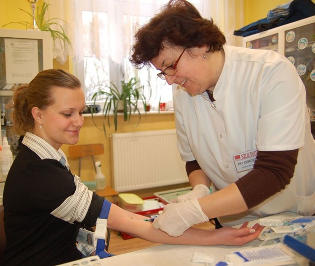 Karolina Barcikowska z I LO podczas pobierania próbki krwi do badania pod kątem zostania dawcą szpiku. 