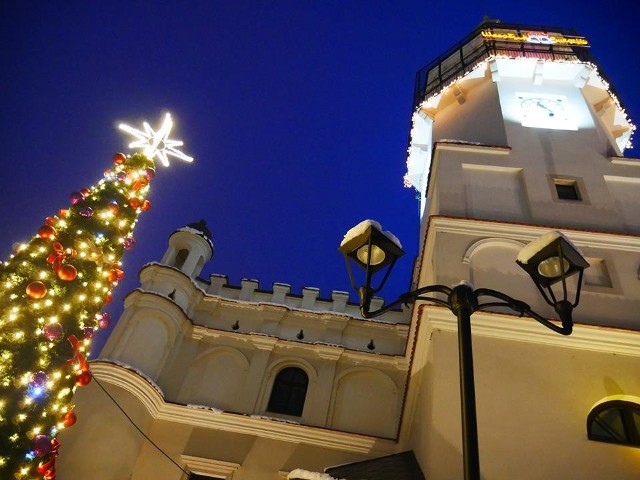 Tak w świątecznej scenerii prezentuje się wieża szydłowieckiego ratusza miejskiego.