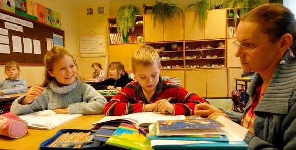 W filii SP nr 4 uczy się 29 dzieci. Najliczniejsza trzecia klasa liczy 11 uczniów. Na zdjęciu Katarzyna Zajączkowska z trzecioklasistami Emilią Fornalik i Bartkiem Skowrońskim.