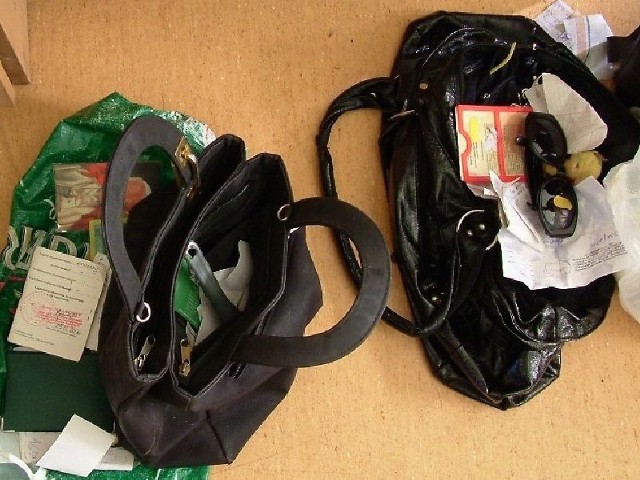 Policjanci odzyskali obie torebki.