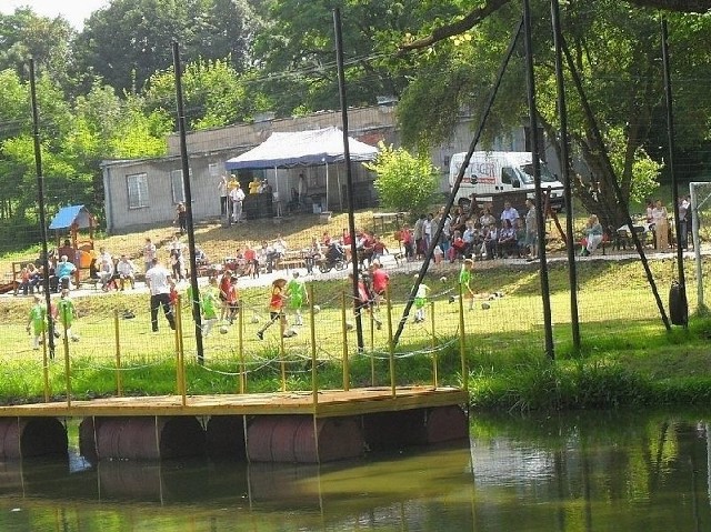 Zieleń, woda, małe molo &#8211; w tak malowniczej scenerii rozegrano lipcowy Minimundial 2013 na (prawie) Orliku w Donosach.