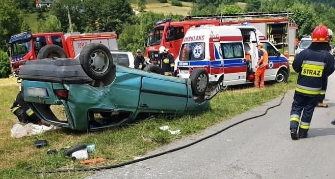 Groźny wypadek w Przyborowie. Volkswagen dachował ZDJĘCIA Interweniował śmigłowiec LPR